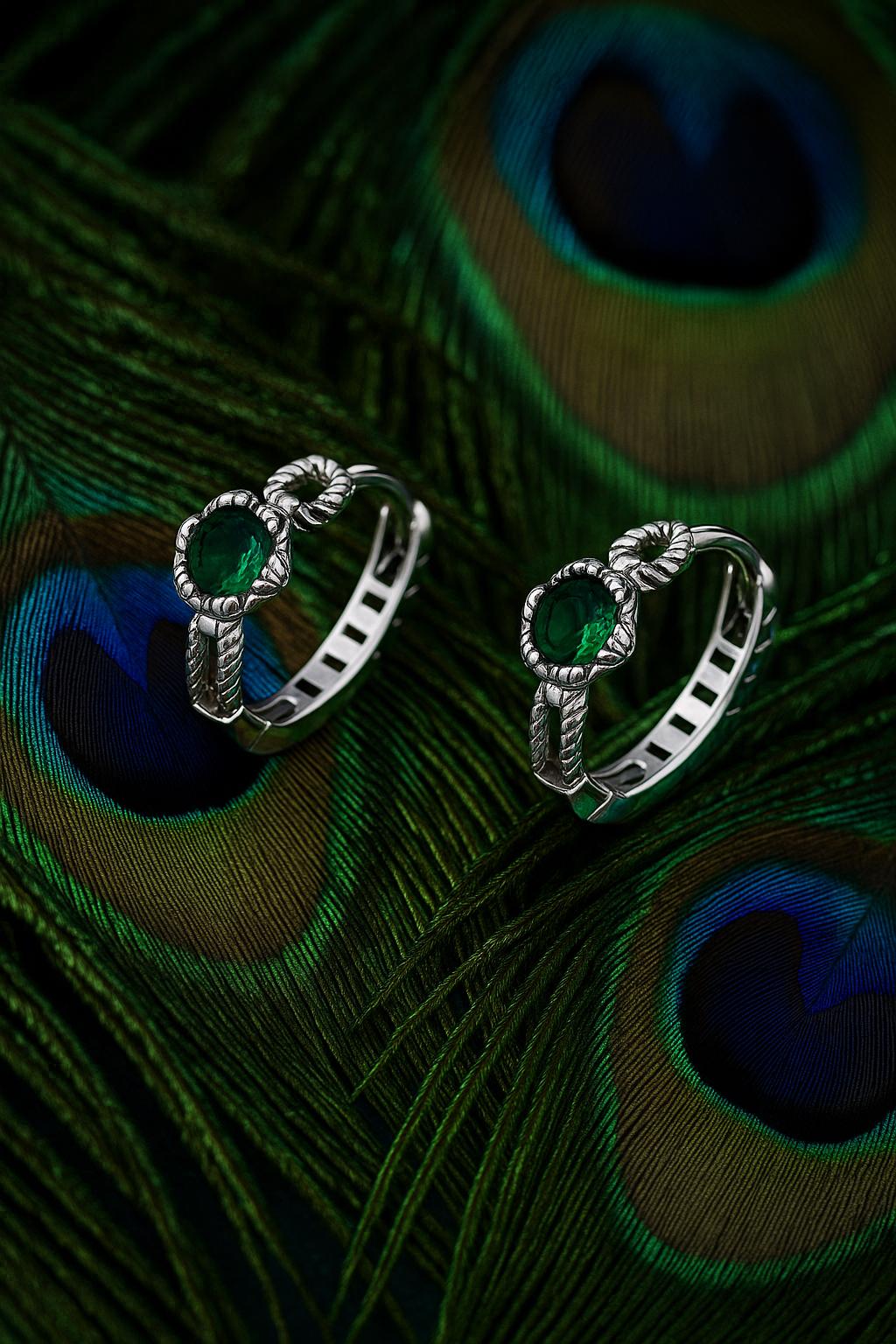 EMERALD FOCUS EARRINGS.
