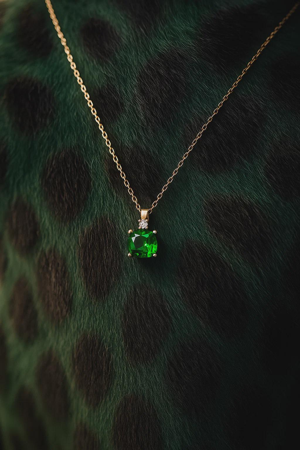 GREEN PENDANT NECKLACE.