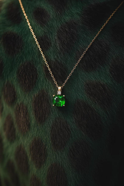 GREEN PENDANT NECKLACE.